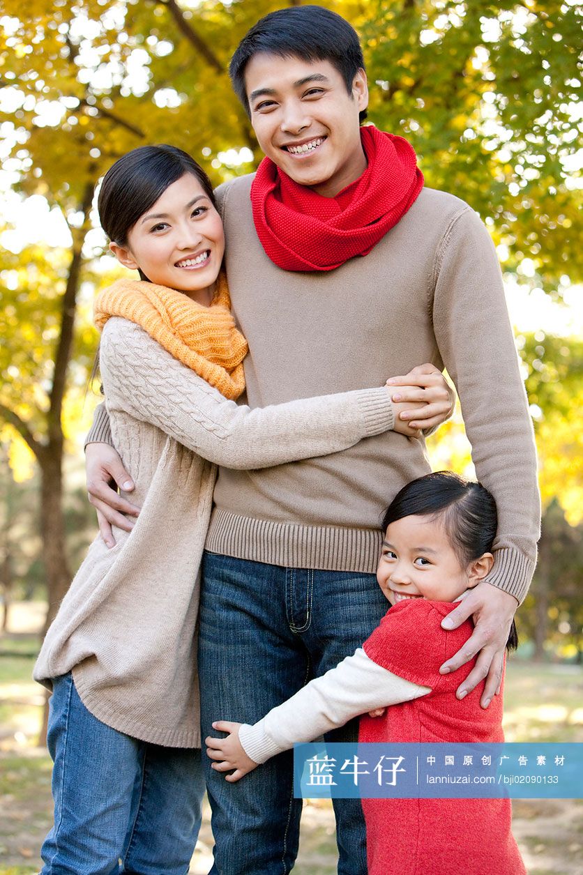 一家三口拥抱在一起