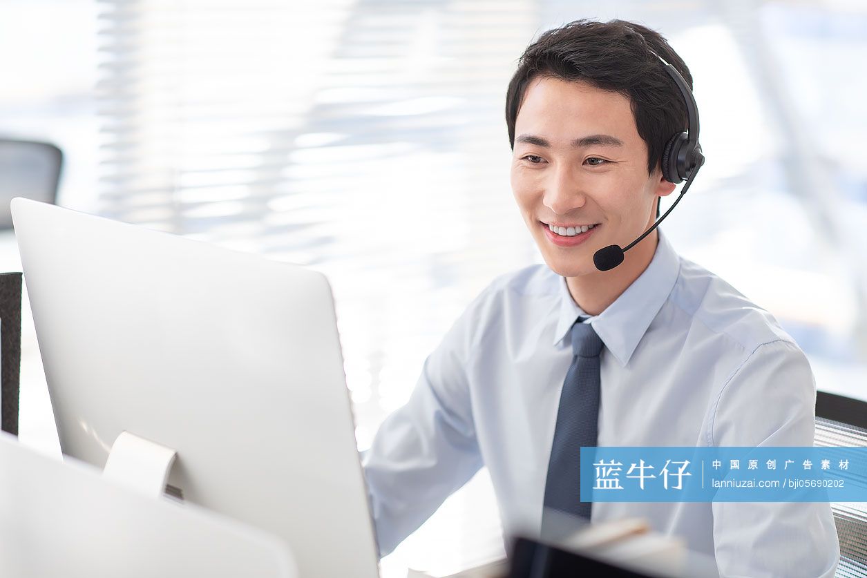 年轻商务男士在办公室工作