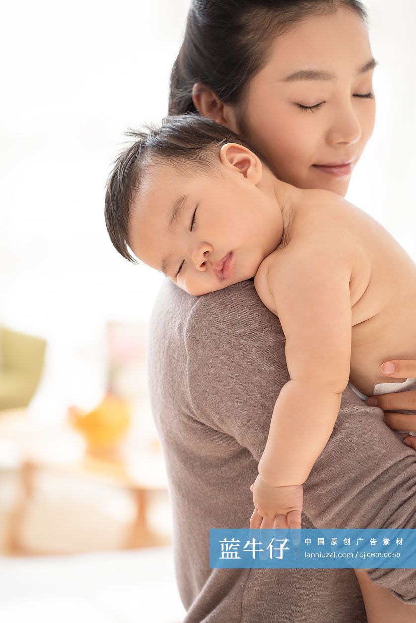 年轻的母亲抱着婴儿