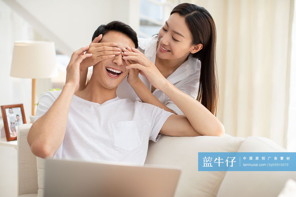 年轻情侣在家共享甜蜜时光-蓝牛仔影像-中国原创广告影像素材