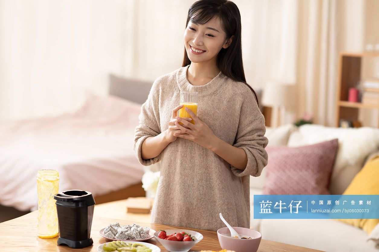 年轻女士在家榨果汁