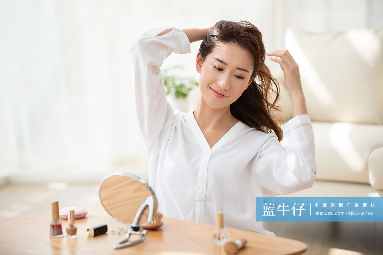 年轻女士在家梳头发
