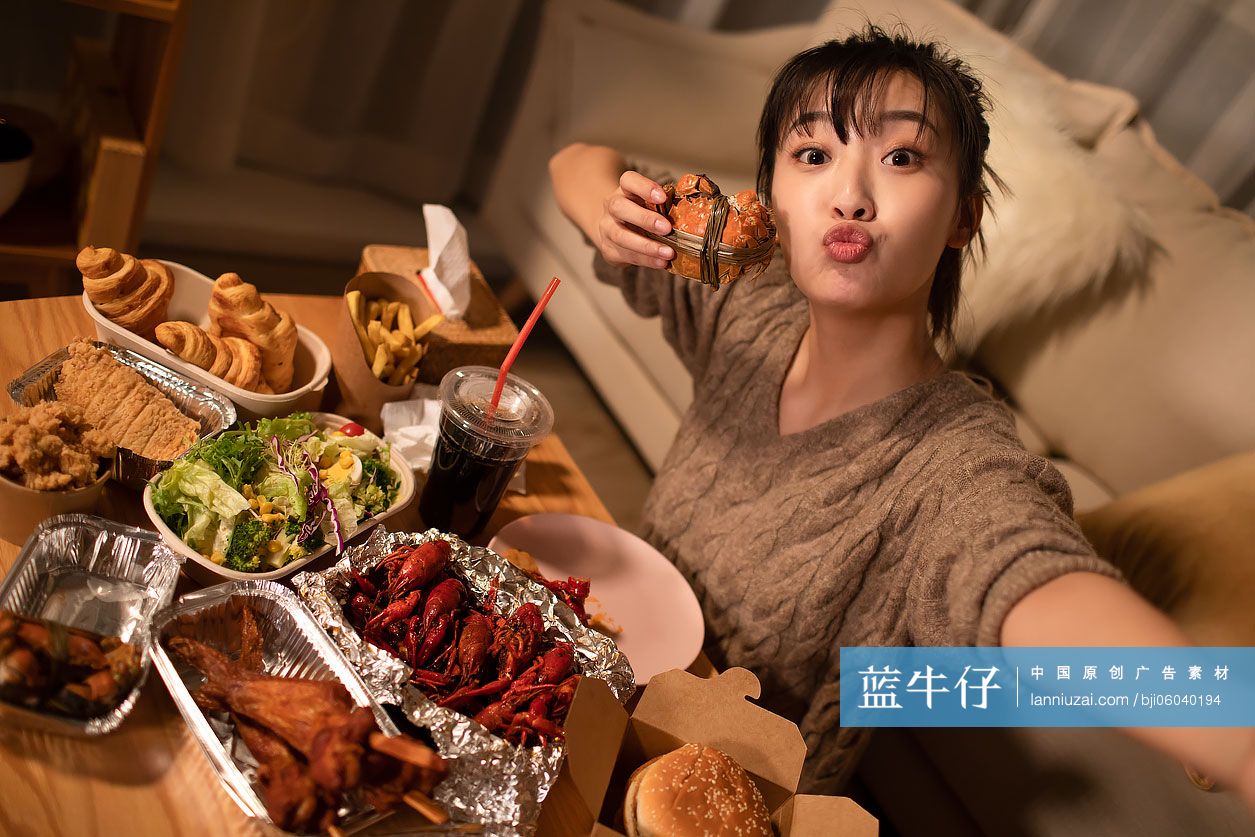 年轻女士在家吃外卖