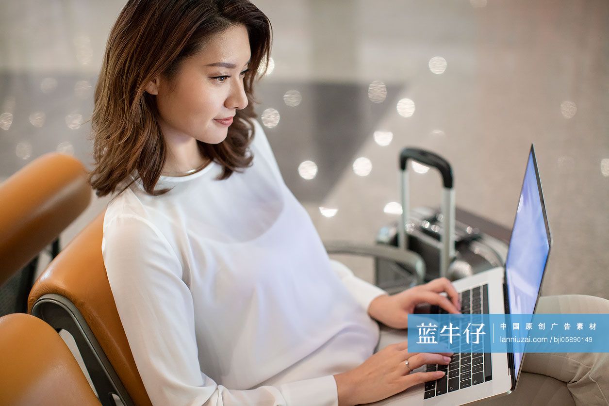 商务女士在机场候机