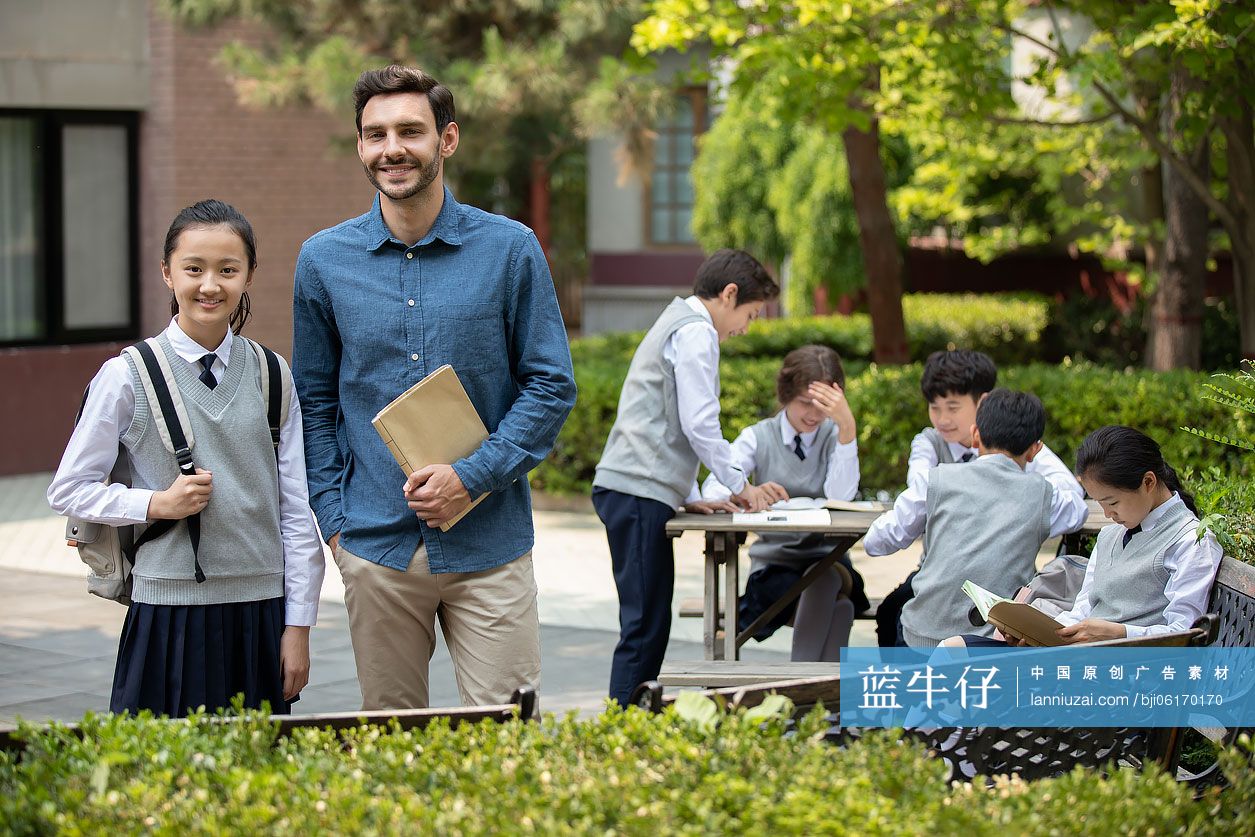 老师和学生在校园里