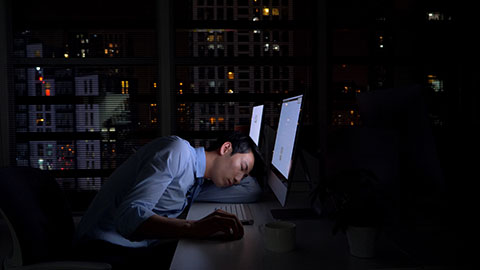 Young Chinese businessman working late in office,4K
