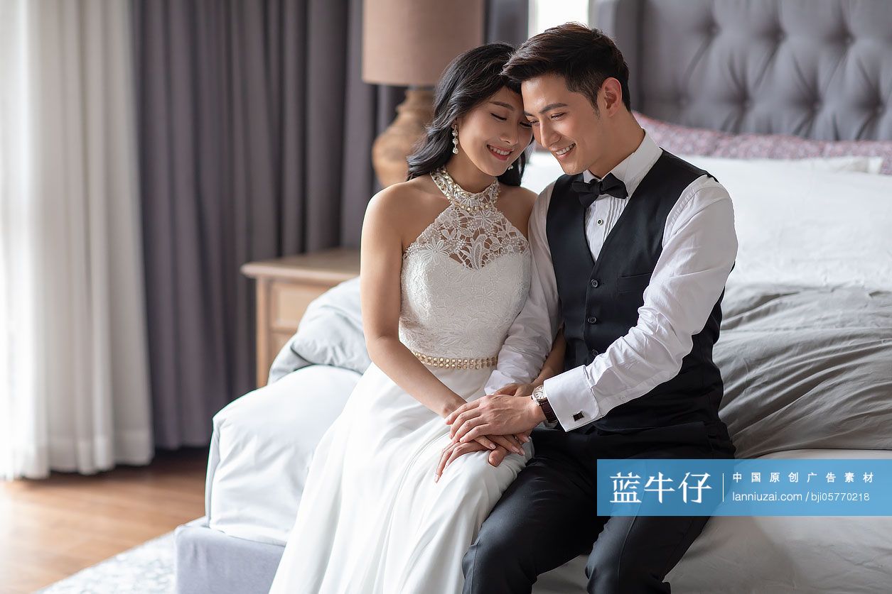 年轻夫妇在卧室共享甜蜜时光-蓝牛仔影像-中国原创广告影像素材