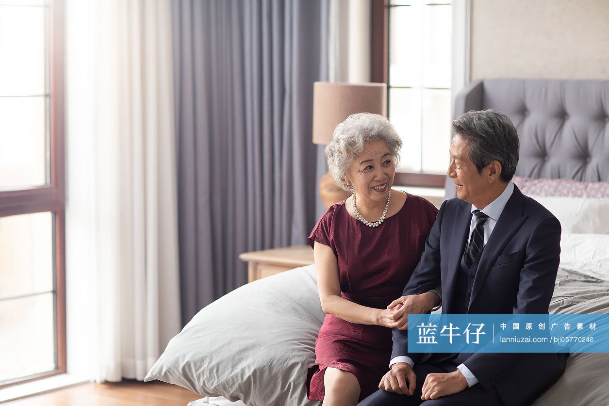 老年夫妇在卧室共享甜蜜时光-蓝牛仔影像-中国原创广告影像素材