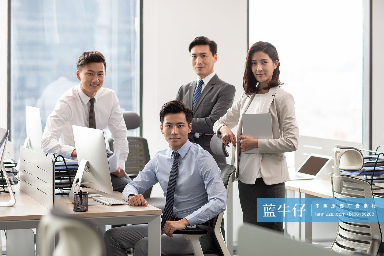 商务人士在办公室工作