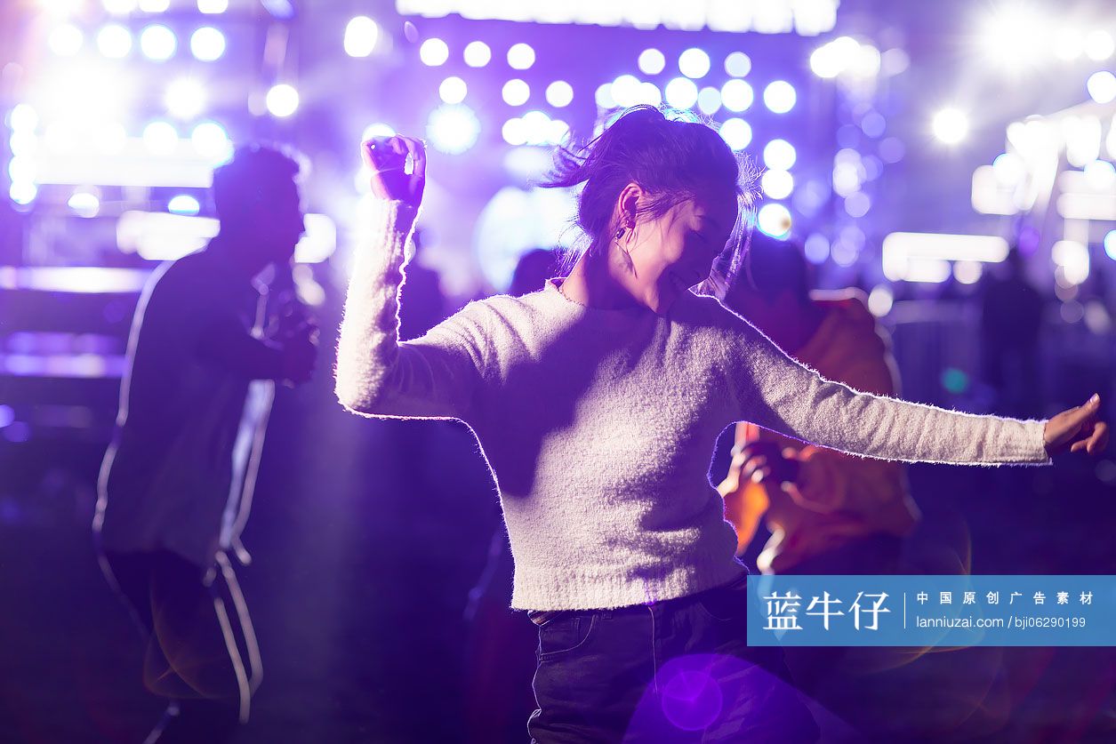 快乐的年轻朋友参加音乐节