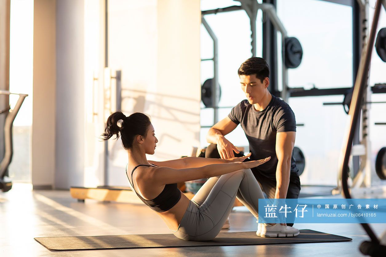 年轻女士上私教课