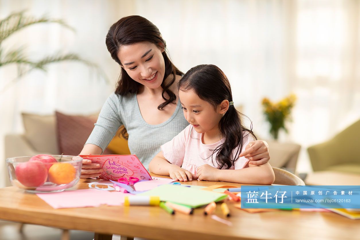小女孩为母亲制作节日卡片