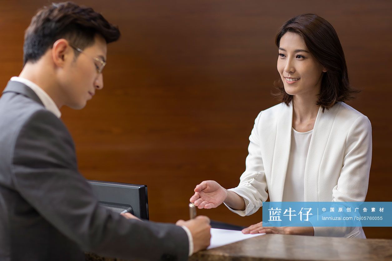 商务男士在酒店前台办理入住手续