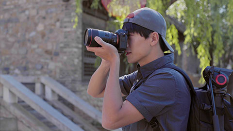 年轻摄影师使用相机拍照