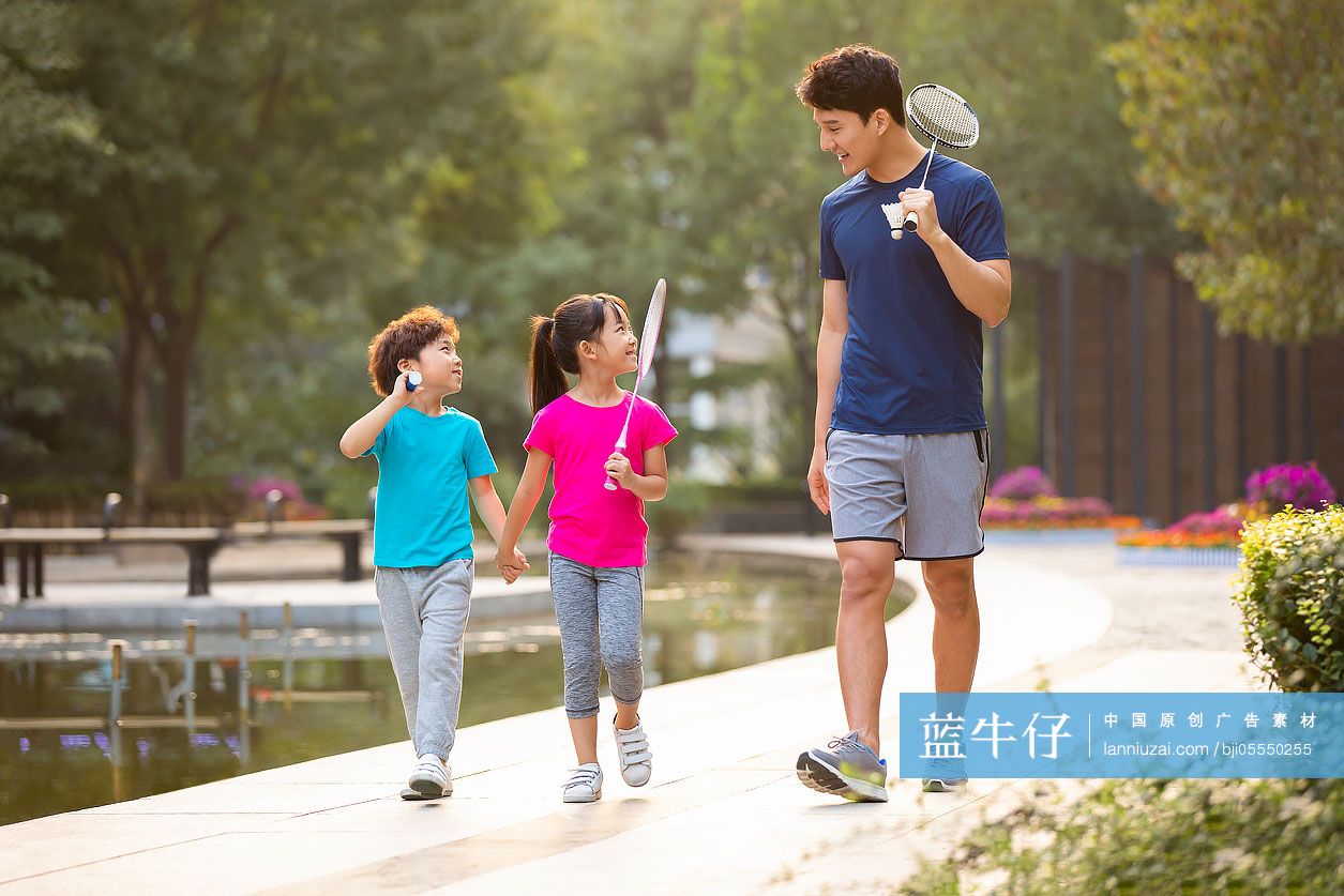 年轻父母带孩子小区散步运动高清图片下载-正版图片500436972-摄图网