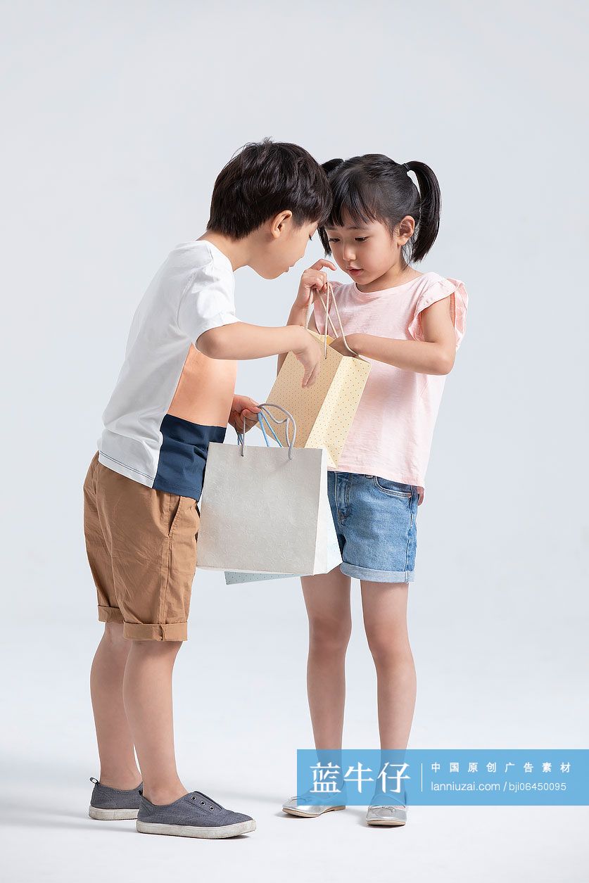 好奇的兄妹俩查看礼物