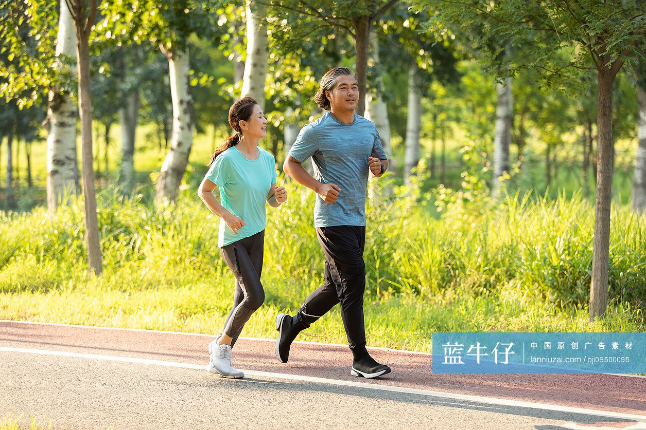 开心的中老年夫妇在公园跑步