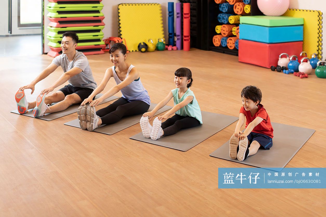 快乐的年轻家庭在健身房健身