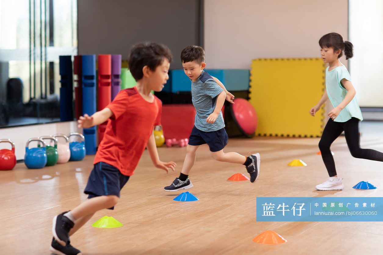 小朋友们上体能训练课