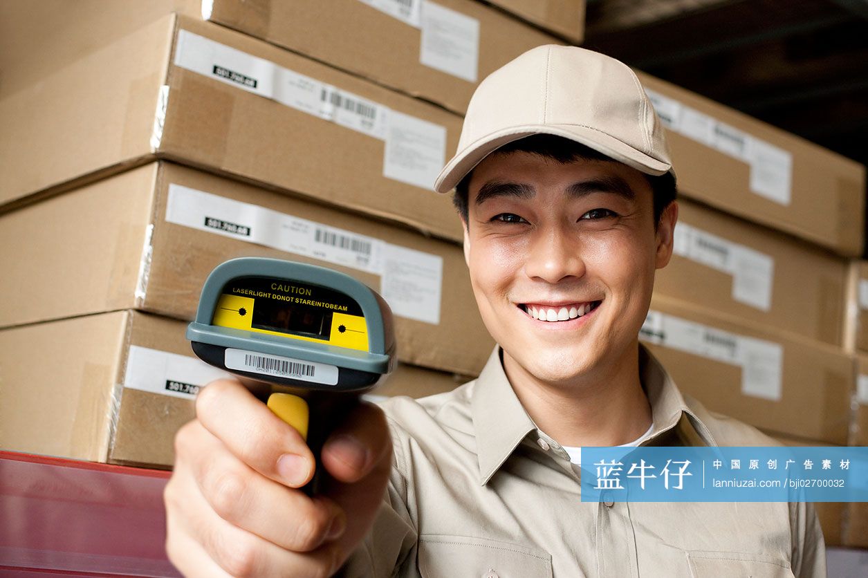 物流工作人员和扫码器