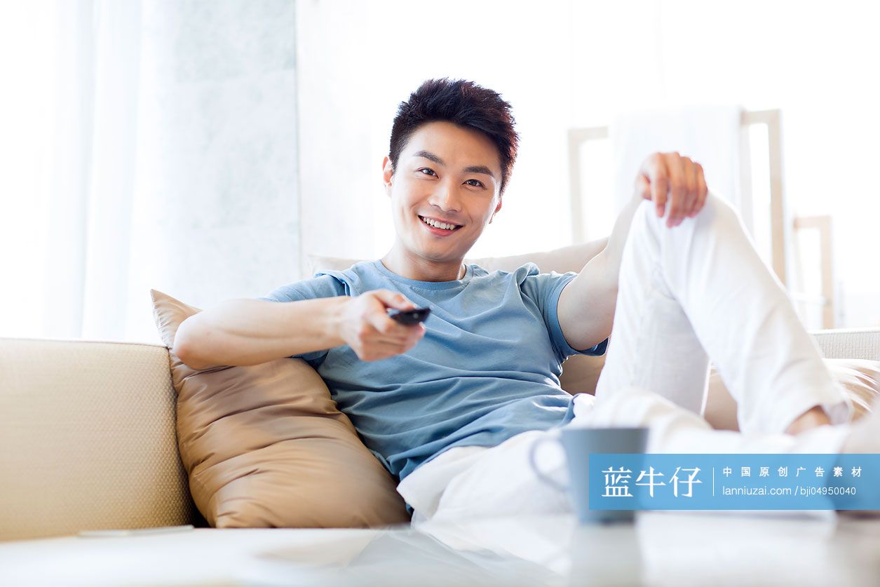 年轻男子在家看电视