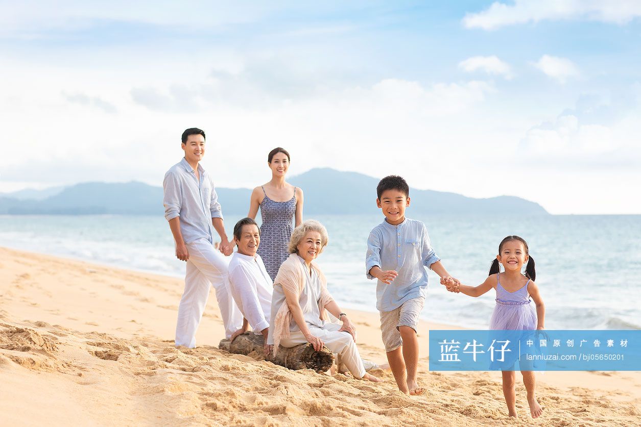 快乐家庭在海边度假