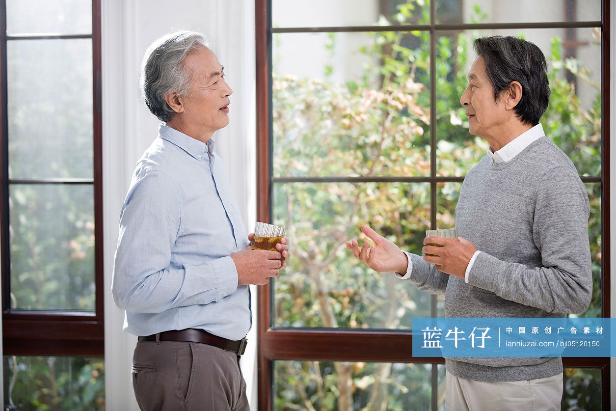 快乐的老年男子喝茶聊天