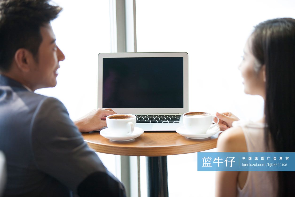 商务人士在咖啡厅使用笔记本电脑工作