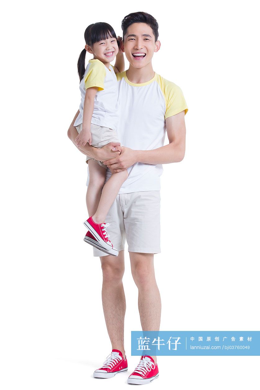 微笑的父亲抱着女儿