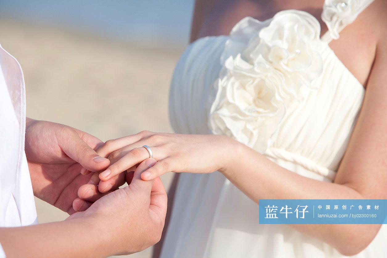 海滩浪漫婚纱情侣