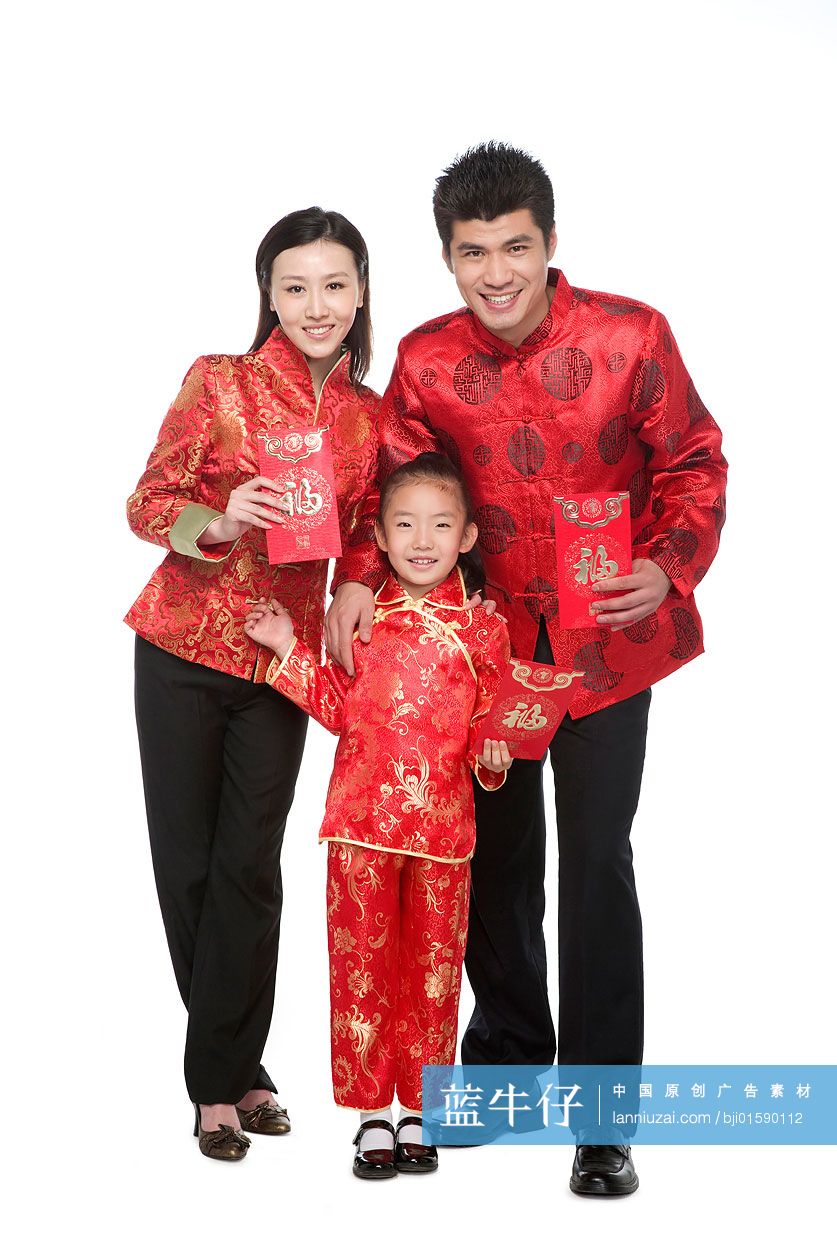 拿红包的传统家庭合影