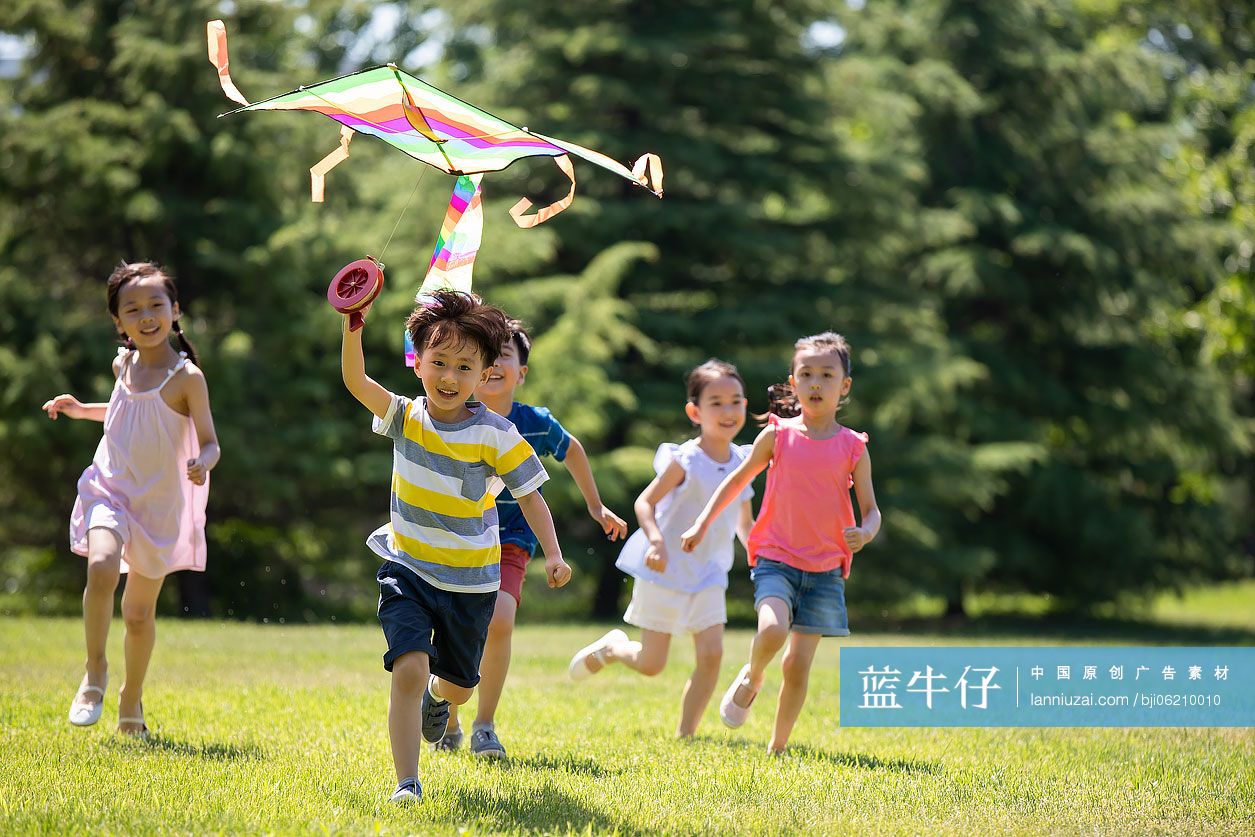 快乐的儿童在草地放风筝