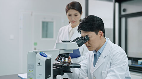 Chinese researchers working in laboratory,4K
