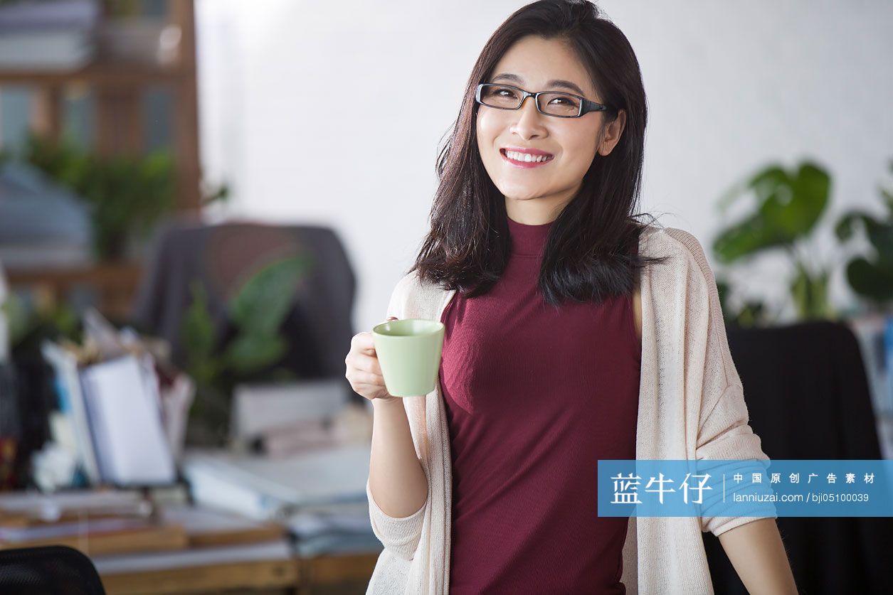 年轻女子在办公室喝咖啡放松
