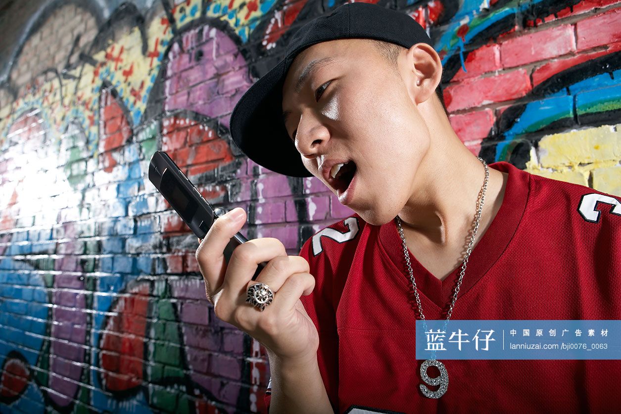 时尚男孩打电话