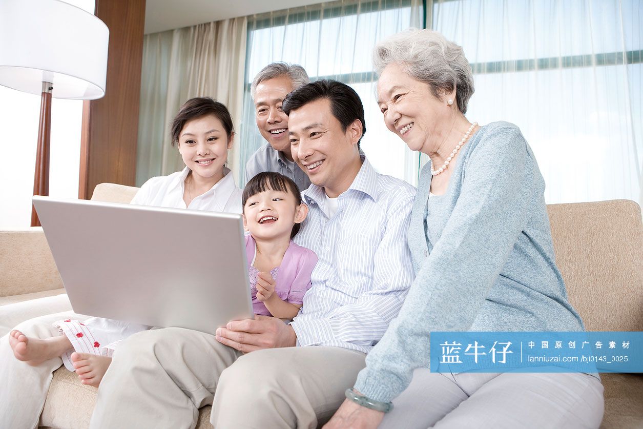 一家人用笔记本电脑上网