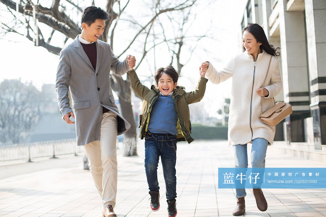 开心的年轻家庭手牵手逛街