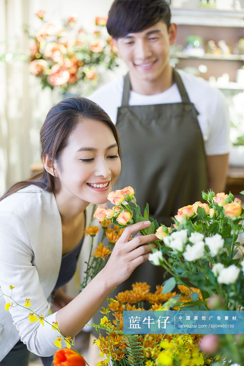 年轻女子在花店买花