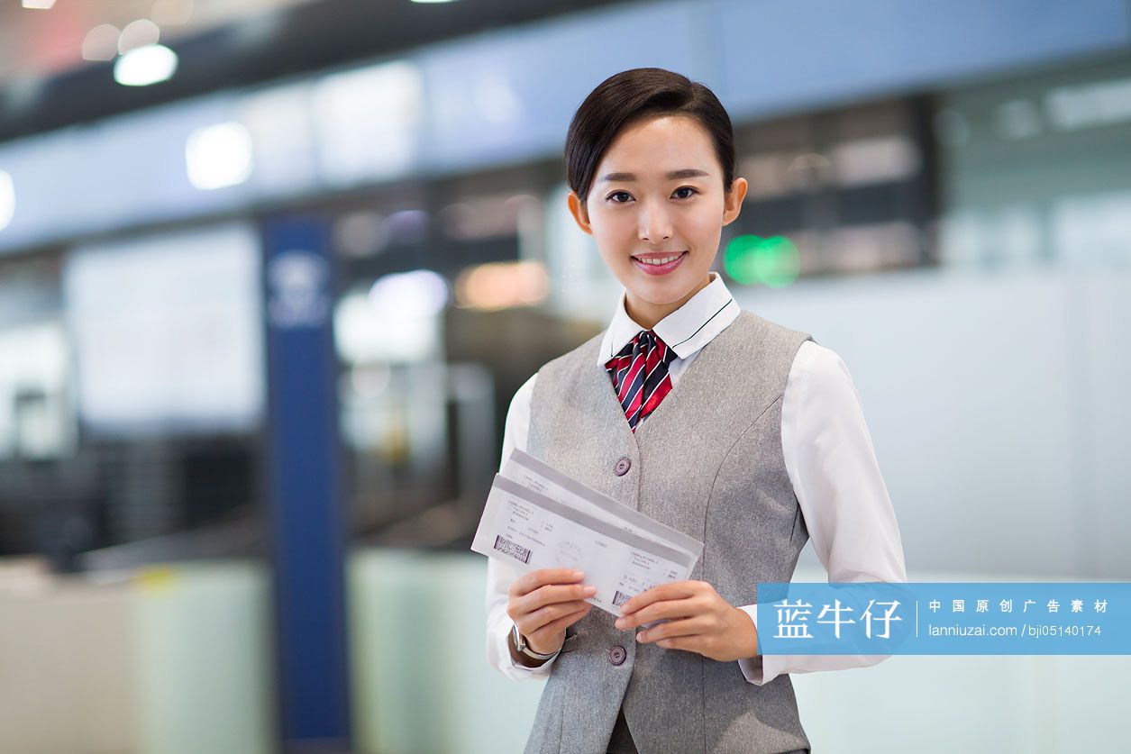 年轻情侣拿着机票和护照-蓝牛仔影像-中国原创广告影像素材