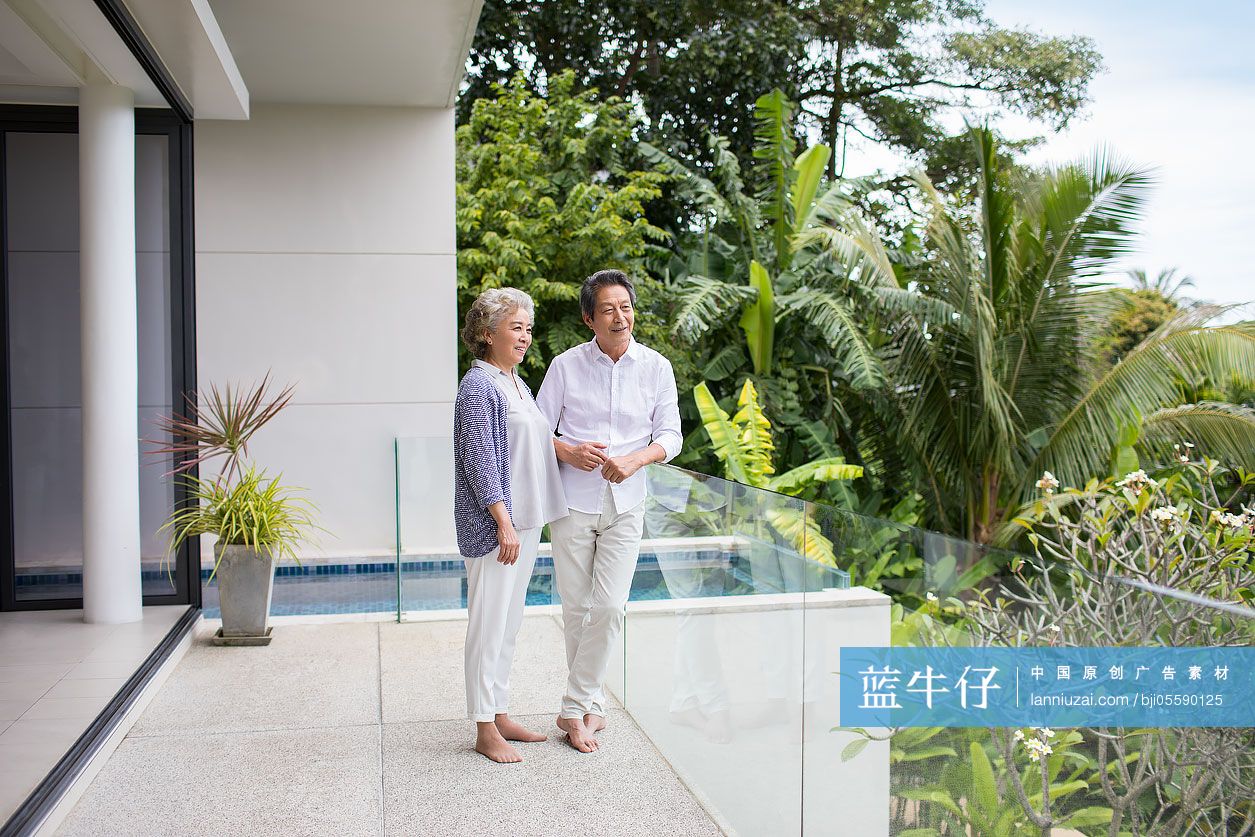 快乐的老年夫妇旅游度假