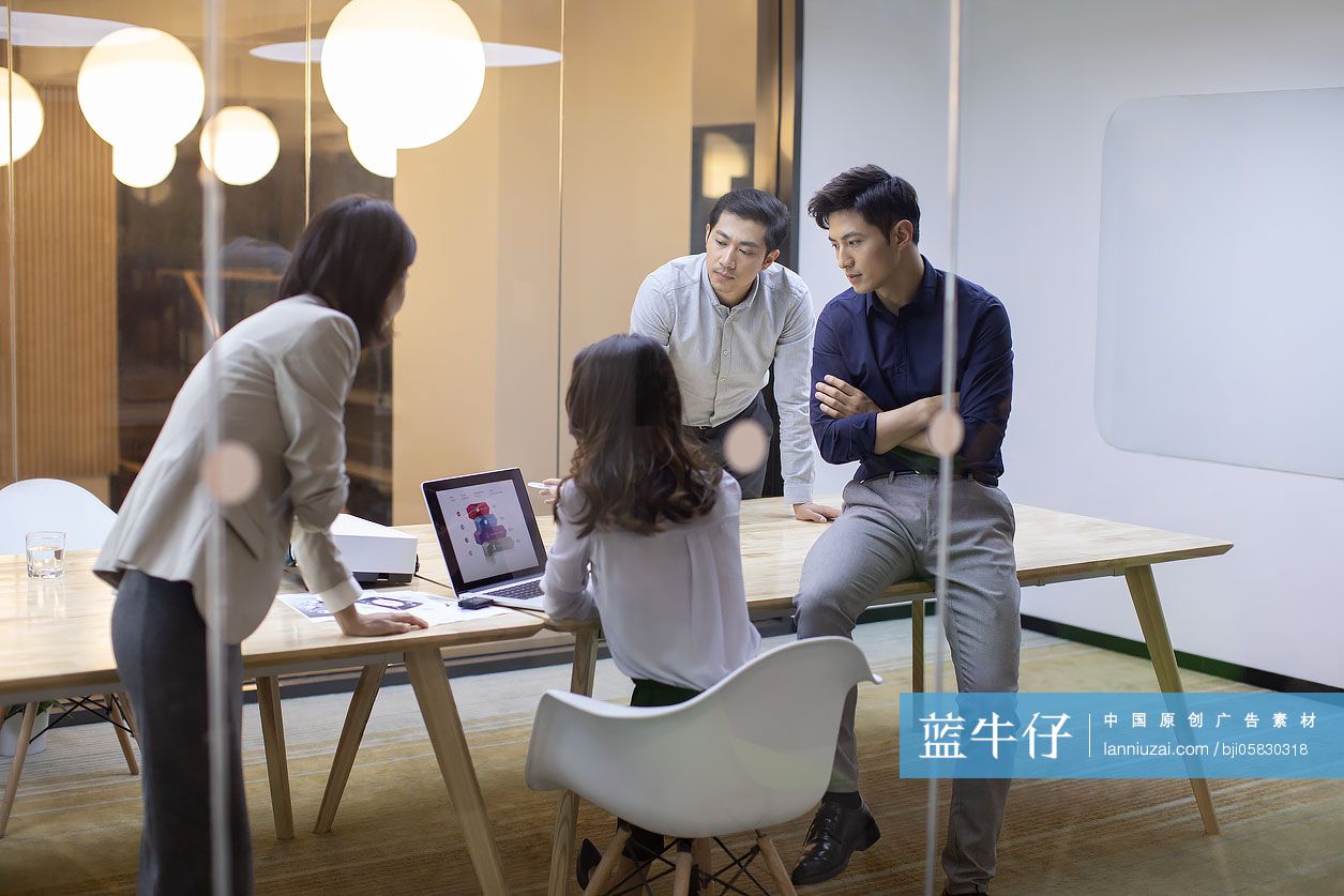 商务人士在会议室讨论