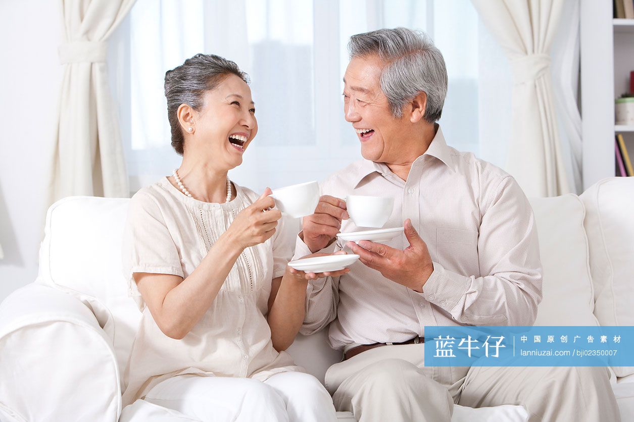 老年夫妇喝咖啡