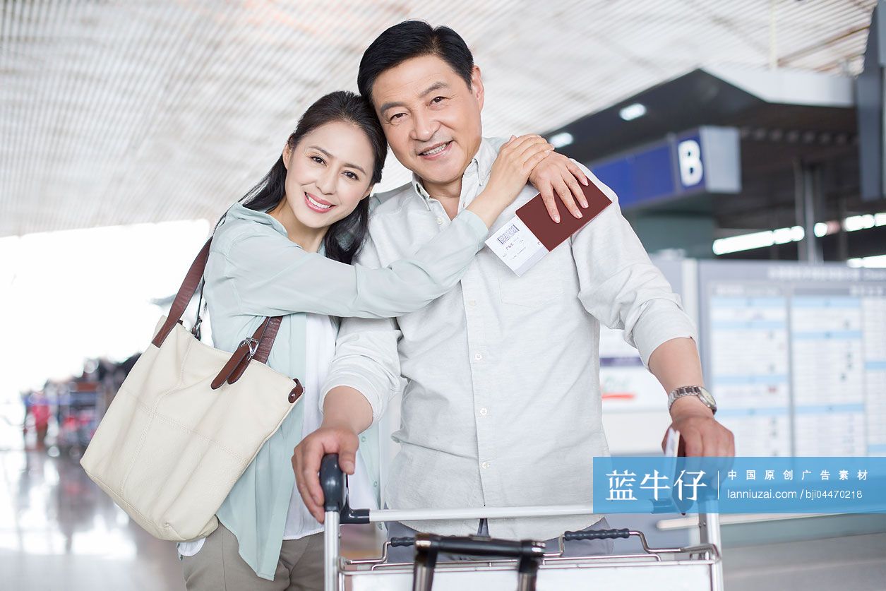 快乐中年夫妇在厨房做饭-蓝牛仔影像-中国原创广告影像素材