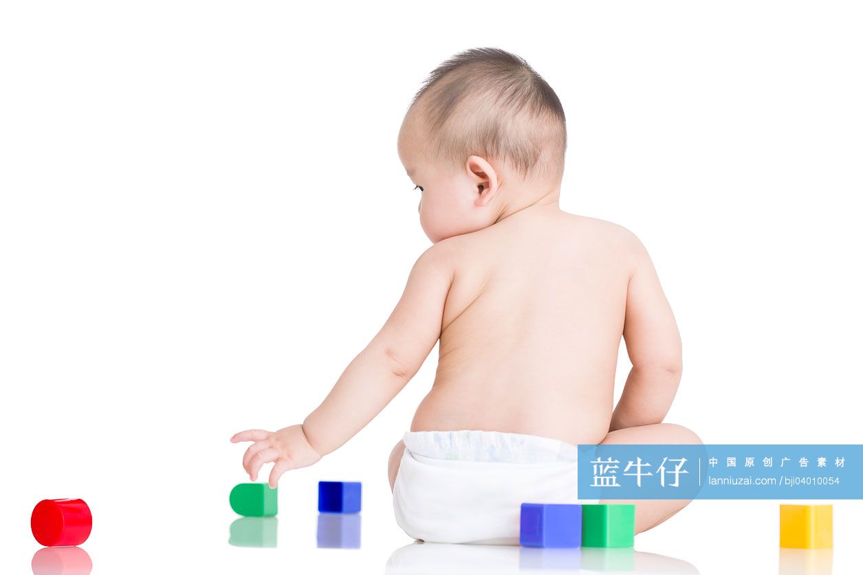 可爱的男婴玩积木