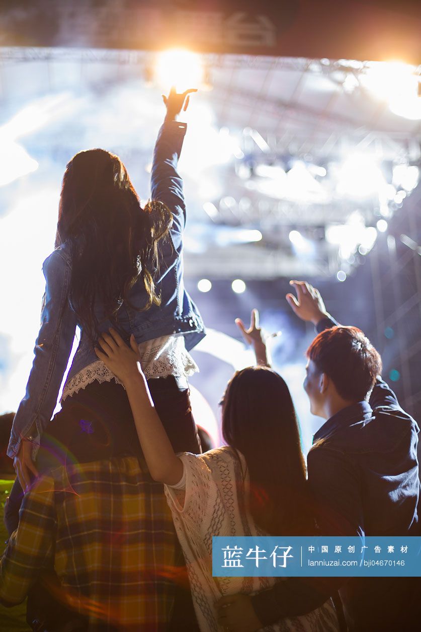 年轻人参加音乐节