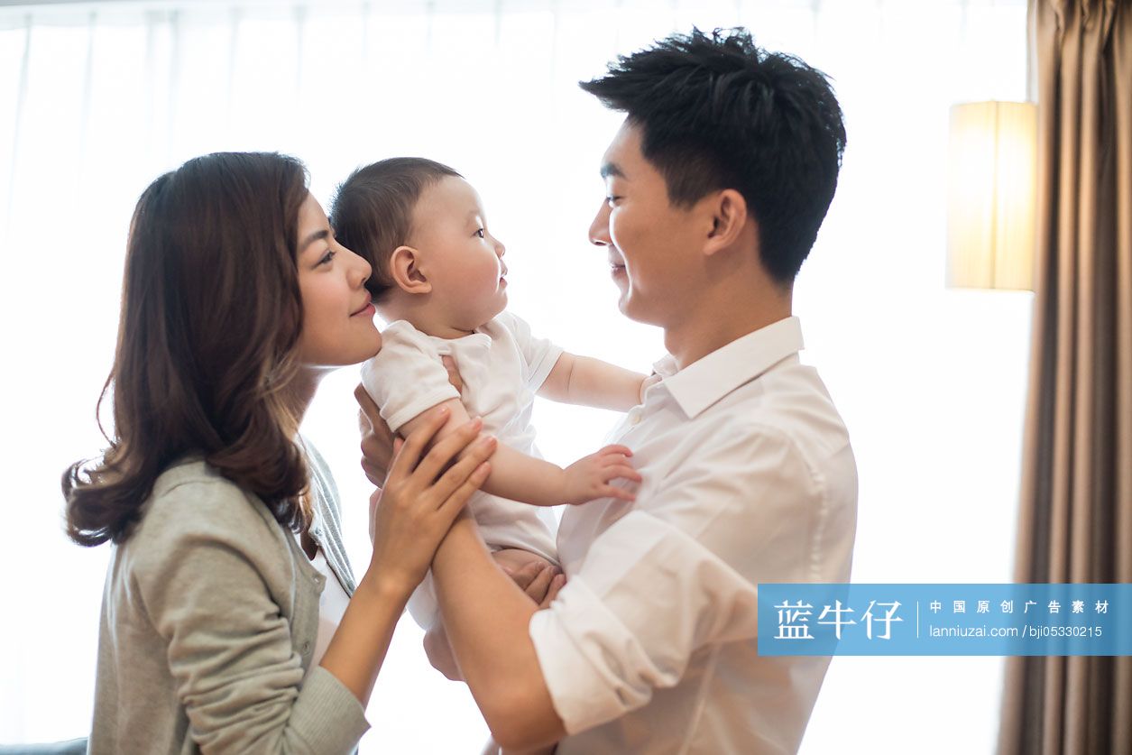 幸福的年轻家庭