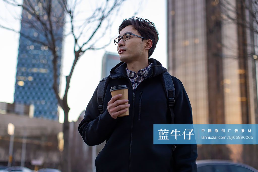 IT工程师拿着咖啡去上班