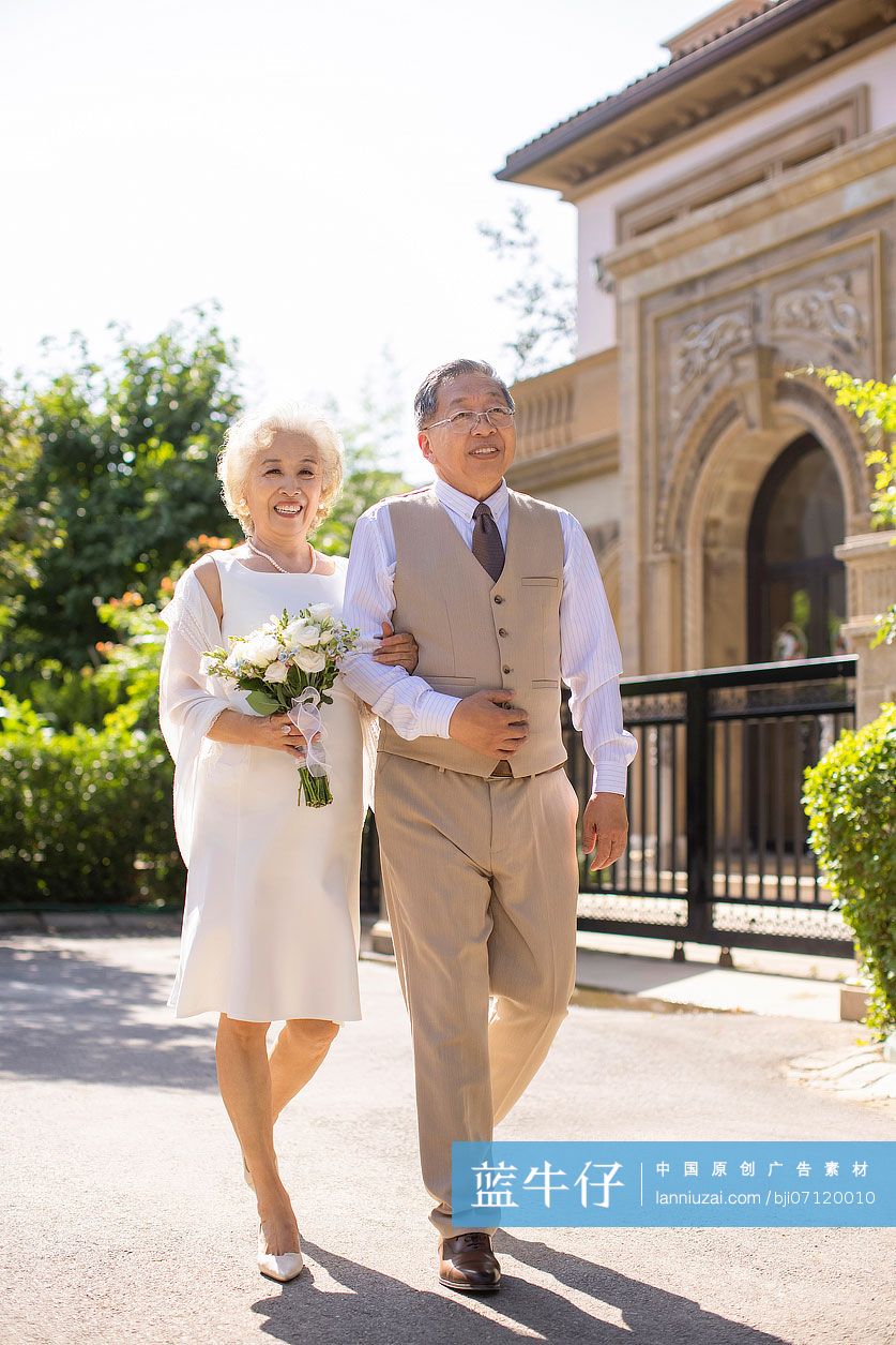 开心的老年新婚夫妇