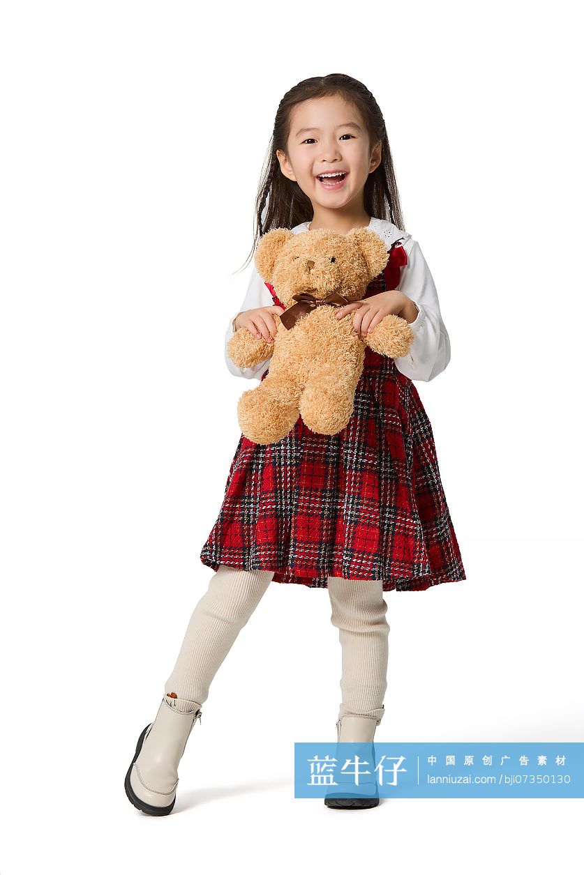 快乐小女孩抱着泰迪熊玩偶