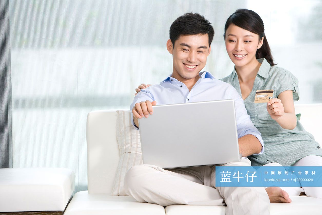 青年夫妇上网购物